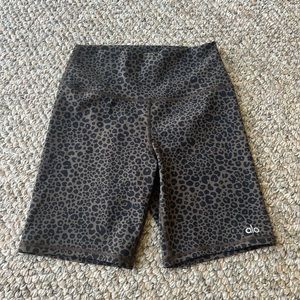 Alo yoga biker/yoga shorts